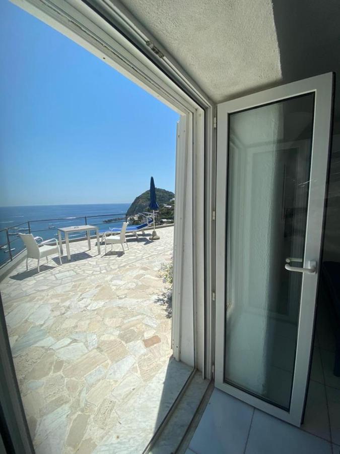 Camera Tripla Deluxe con Terrazza e Vista Mare