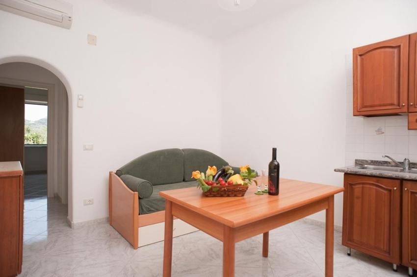 Studio (2 Adults),1592065722:JPEG