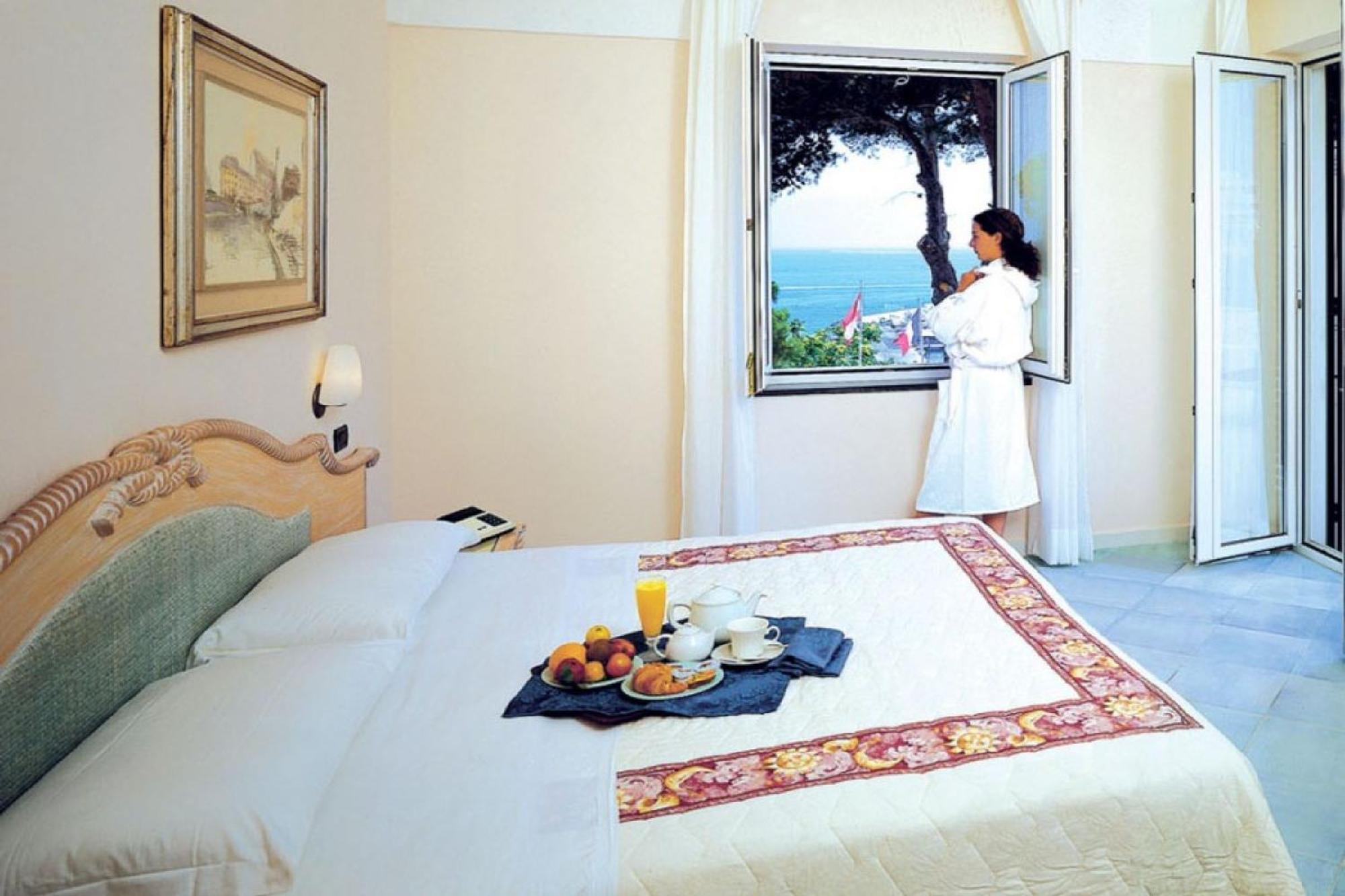 Camera Matrimoniale con Balcone e Vista Mare